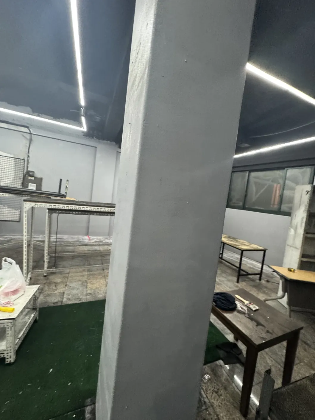 익산 침수 피해 상업공간의 바닥과 기둥 세척 준비 상태