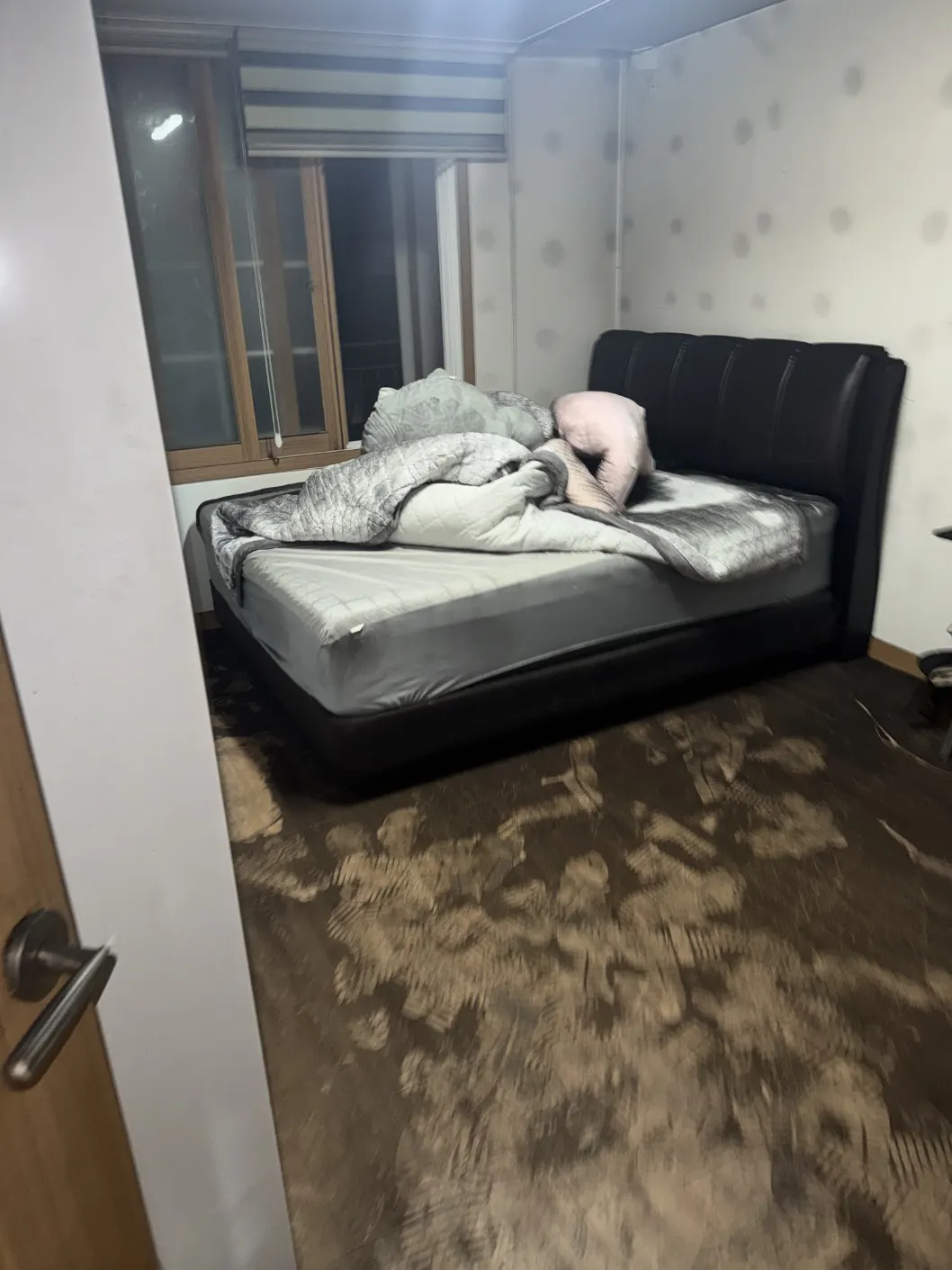 익산 침수 피해 주거공간 침실 바닥에 남은 토사와 오염 흔적